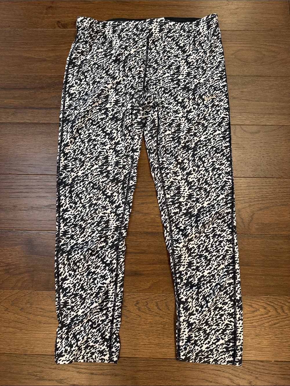 Nike Dri Fit Pronto Essential Crop Running Leggings Black White Medium - C68-006